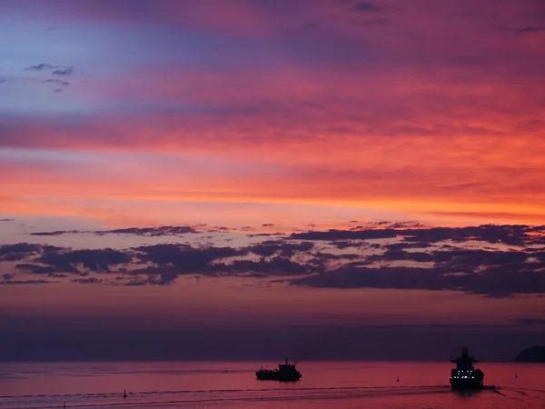 Rode hemel bij de stad van santos - verbazingwekkend zonsondergang — Stockfoto