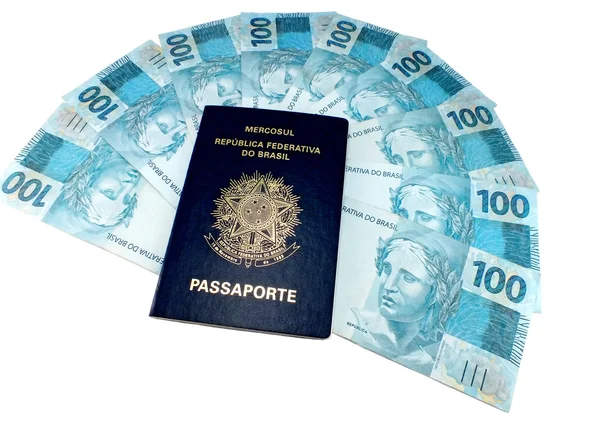 Nova moeda do Brasil e passaporte brasileiro — Fotografia de Stock