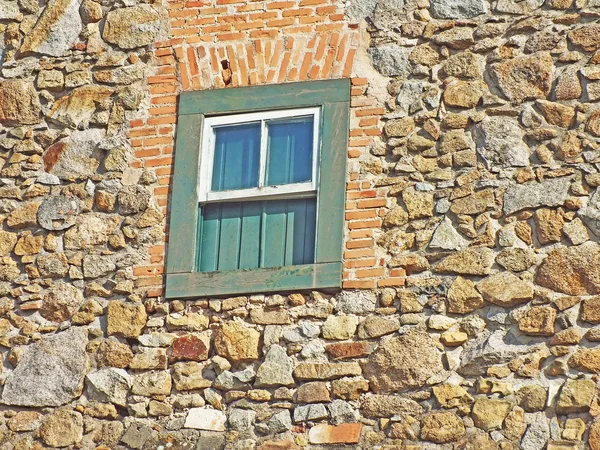 Pared rústica y vieja ventana wodden — Foto de Stock