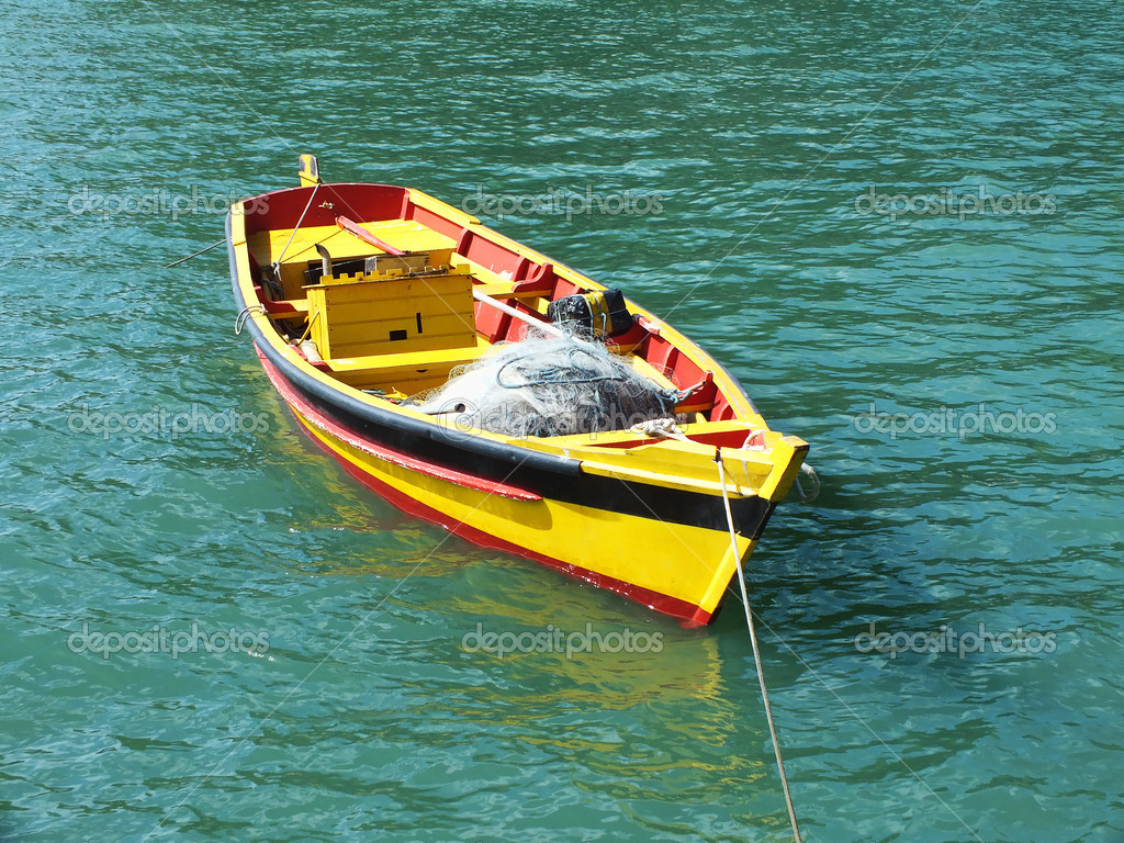 Clear row boat Small row boat floating on clear water — Stock Photo