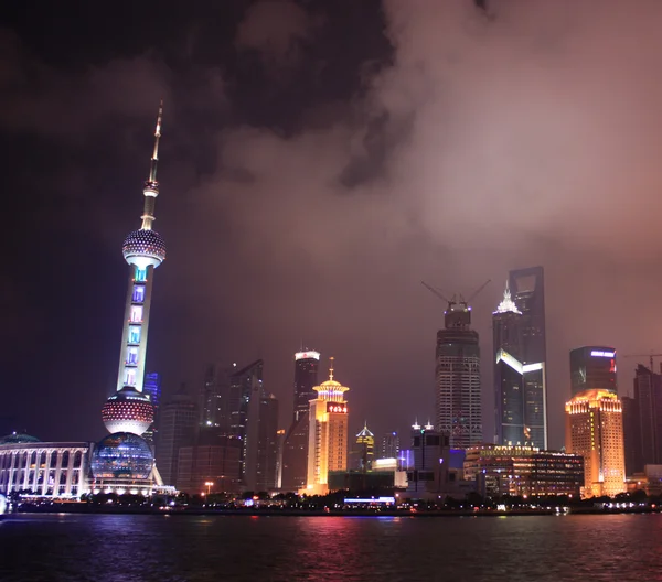 oryantal inci tv kulesinde gece görünümü shanghai, Çin