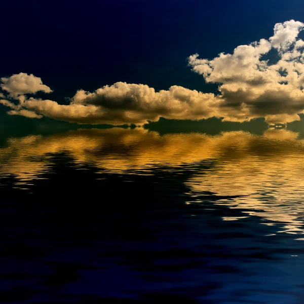 Beautiful summer sky with water reflection — Stock Photo, Image