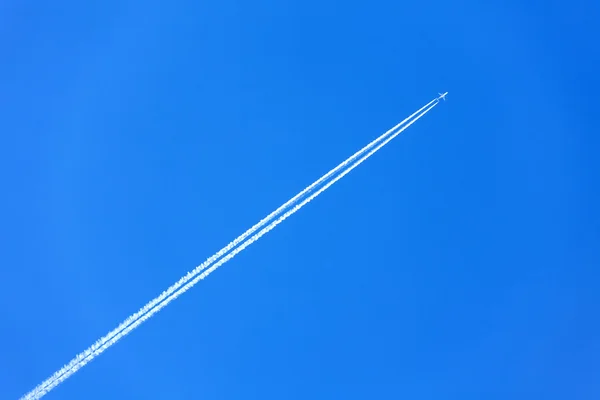 Aviones y nubes — Foto de Stock