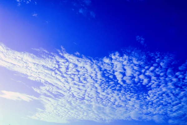 Краєвид Денного Блакитного Неба Фіолетовим Відтінком — стокове фото