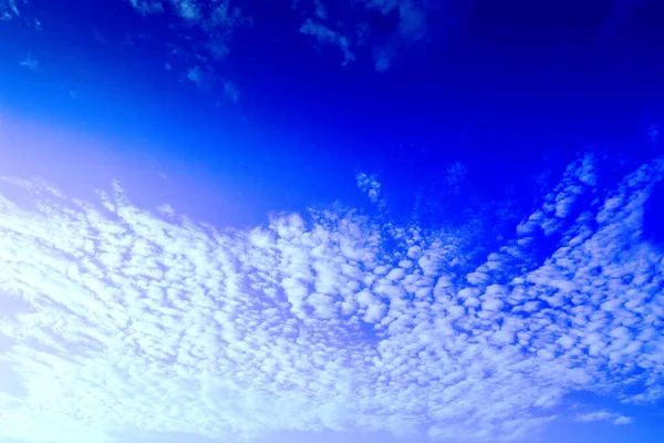 Краєвид Денного Блакитного Неба Фіолетовим Відтінком — стокове фото
