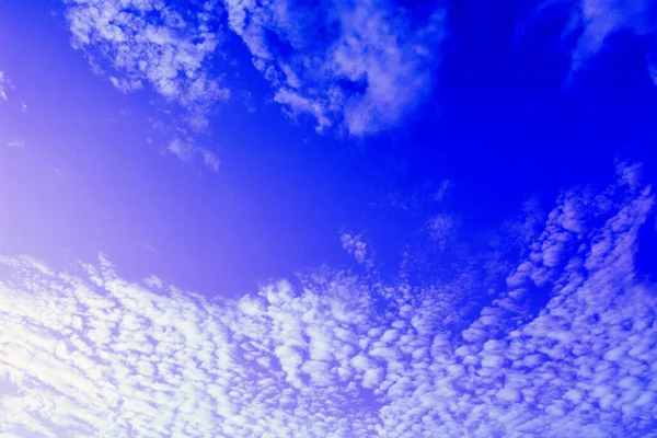 Die Landschaft Eines Tagsüber Blauen Himmels Mit Einer Violetten Tönung — Stockfoto