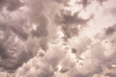    Irresistible views of a neutral sky with clouds and light hazy haze.                            