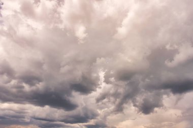    Irresistible views of a neutral sky with clouds and light hazy haze.                            