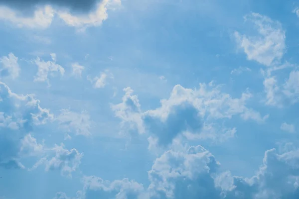 Vistas Irresistibles Del Cielo Azul Con Nubes Blancas Una Neblina — Foto de Stock