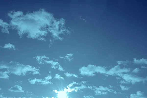 Kék Kék Fényes Nappal Kis Felhőkkel — Stock Fotó
