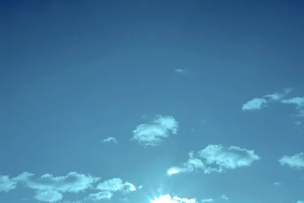 Niebieskie Błękitne Niebo Jasnym Słońcem Małymi Chmurami — Zdjęcie stockowe