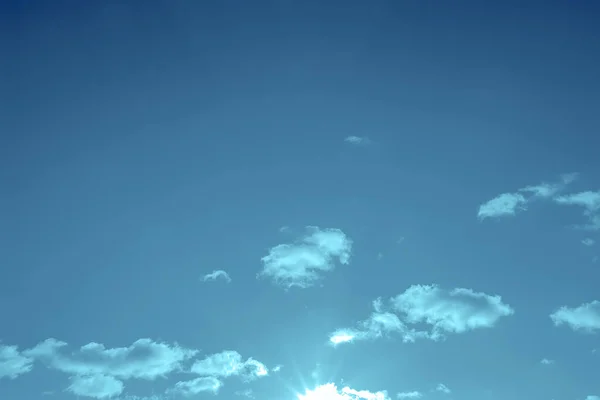 Céu Azul Azul Com Sol Brilhante Pequenas Nuvens — Fotografia de Stock