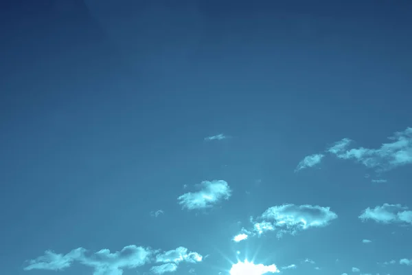 Μπλε Μπλε Ουρανός Λαμπερό Ήλιο Και Μικρά Σύννεφα — Φωτογραφία Αρχείου