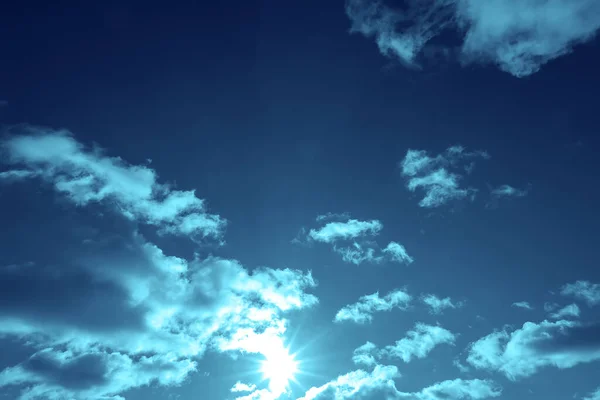 Cielo Azul Azul Con Sol Brillante Pequeñas Nubes — Foto de Stock