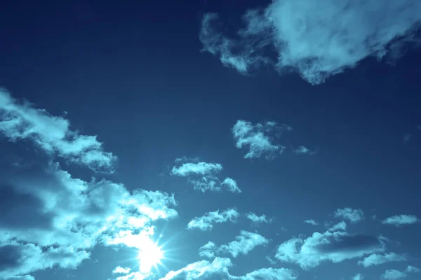 Blå Blå Himmel Med Ljus Sol Och Små Moln — Stockfoto
