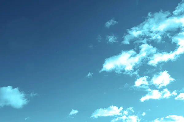 Modrá Modrá Obloha Jasným Sluncem Malými Mraky — Stock fotografie