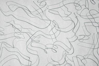 Beyaz kağıt üzerinde çift paralel siyah kalem çizgisi.                               