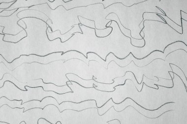 Beyaz kağıt üzerinde çift paralel siyah kalem çizgisi.                               