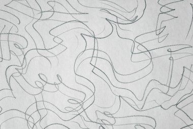 Beyaz kağıt üzerinde çift paralel siyah kalem çizgisi.                               