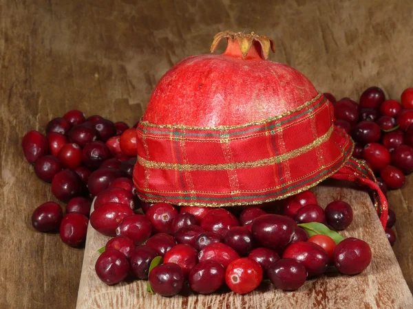 Pomegranate and cranberries — Stock Photo, Image