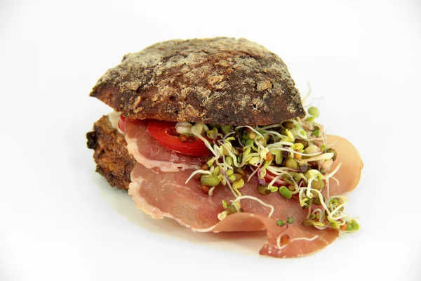 Broodje rools gegarneerd met ham — Stockfoto
