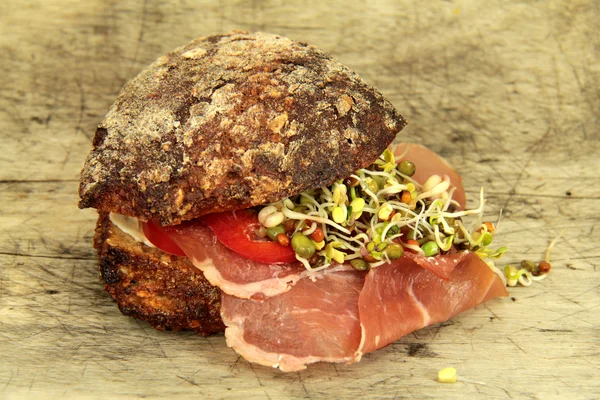 Bollos de pan rematados con jamón —  Fotos de Stock