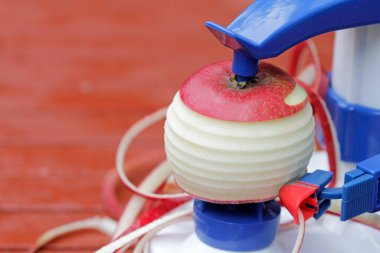 Kabuk soyma makinesi tam olarak elmada çalışıyor.