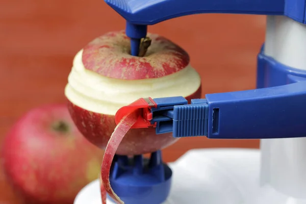 The peeling machine works precisely on the apple