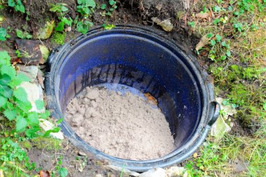 Kumda kök sebze depolamak için kaynayan su ısıtıcısı