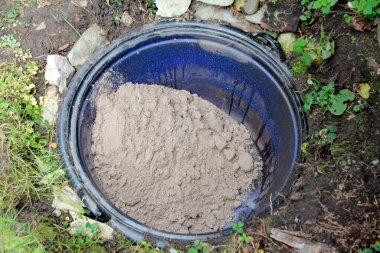 Kumda kök sebze depolamak için kaynayan su ısıtıcısı