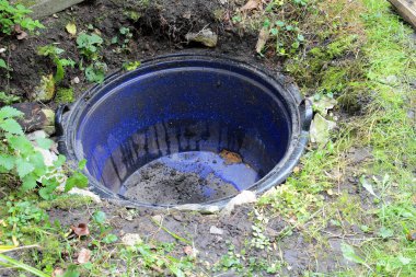 Kumda kök sebze depolamak için kaynayan su ısıtıcısı