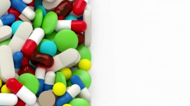 Arka planda tabletler ekranın yarısını kaplıyor ve aşağı iniyor.