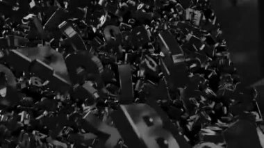 Parlak siyah sayılar yavaşça tepeden tırnağa uçar.