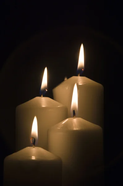 Velas blancas sobre fondo negro — Foto de Stock