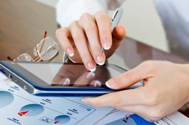 iş kadını dijital tablet ile çalışma