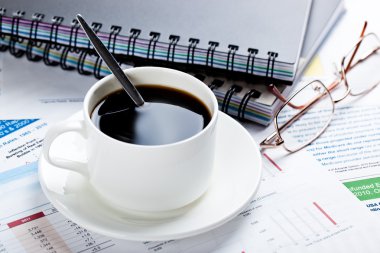 Close-Up belgelerine, kalem ve kahve tablo