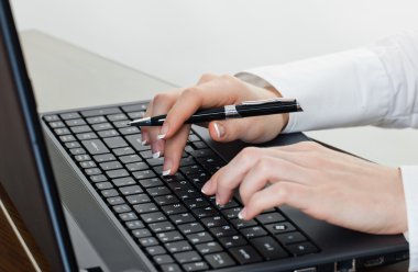 el laptop ile yakın çekim