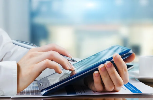 Zakenvrouw die werken met een digitale tablet — Stockfoto