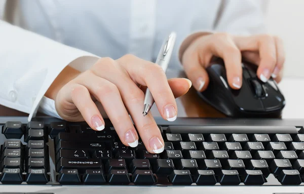 Ruce pracují na klávesnici — Stock fotografie