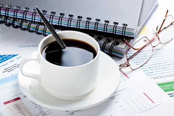 Gros plan sur les documents, stylo, tasse de café sur la table — Photo