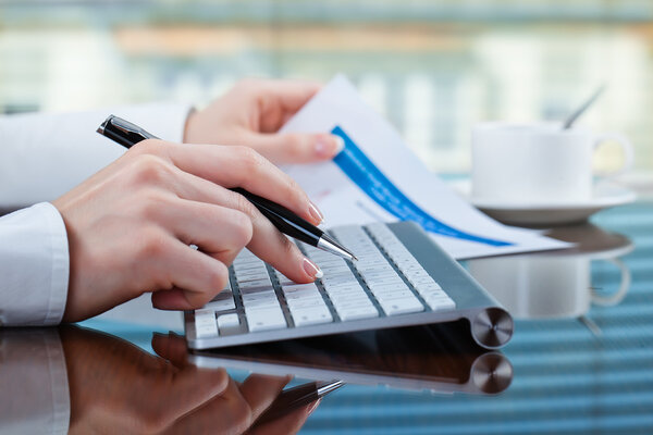 Руки на клавиатуре
