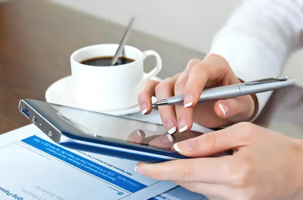 Mujer de negocios que trabaja con una tableta digital — Foto de Stock