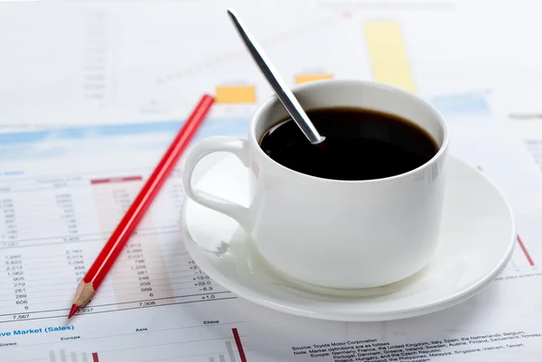 Close-up van documenten, pen, kopje koffie op de tabel — Stockfoto