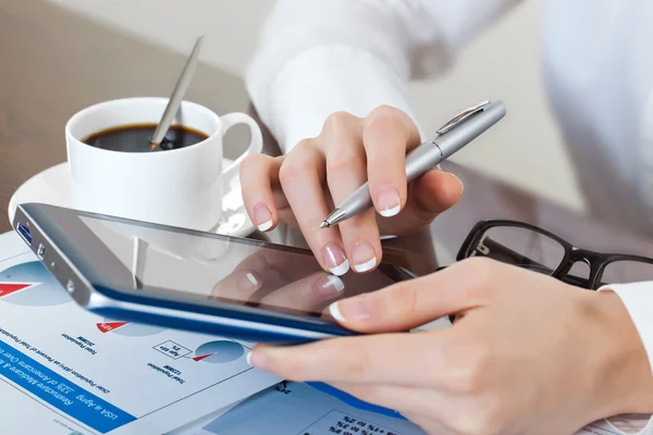 Business woman working with a digital tablet — Stock Photo, Image