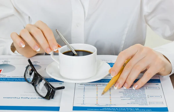 Primo piano dei documenti, penna, tazza di caffè sul tavolo — Foto Stock