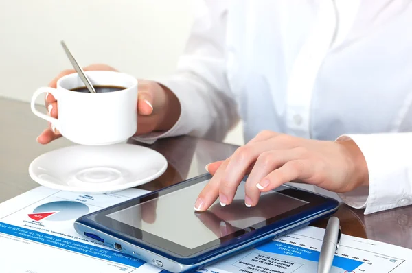 Business woman working with a digital tablet — Stock Photo, Image