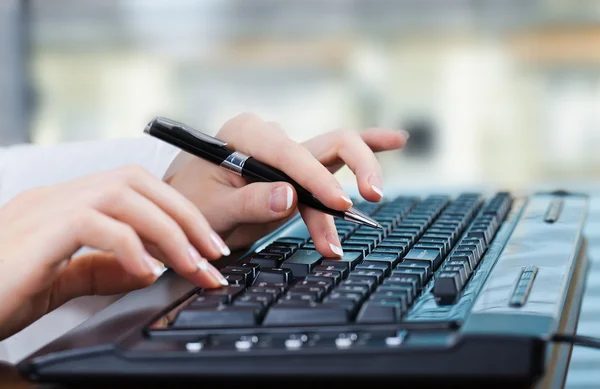 Handen bezig met het toetsenbord — Stockfoto