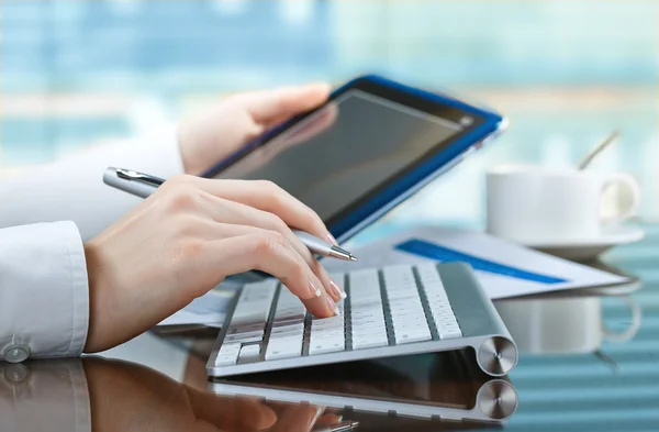 iş kadını dijital tablet ile çalışma