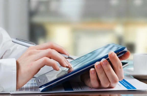 Geschäftsfrau arbeitet mit digitalem Tablet — Stockfoto