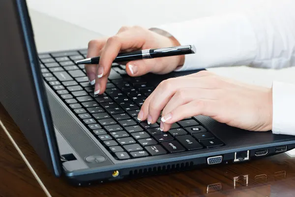 Nahaufnahme der Hände mit Laptop — Stockfoto